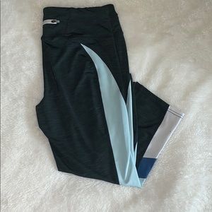 Cropped Leggings with Zipper Pocket